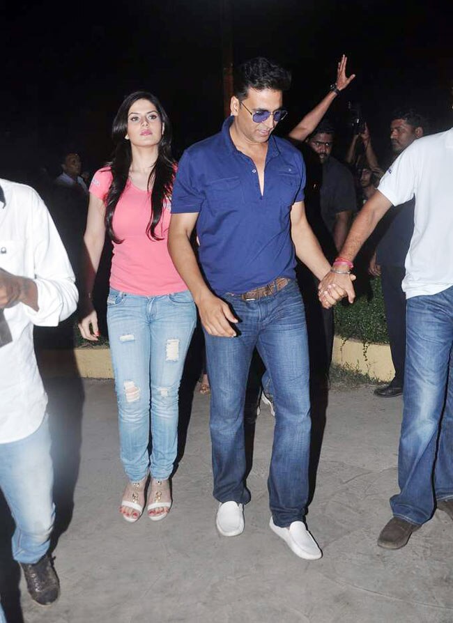 फिल्‍म प्रमोशन के लिए कुछ भी करेगा | नुमाइश की होड