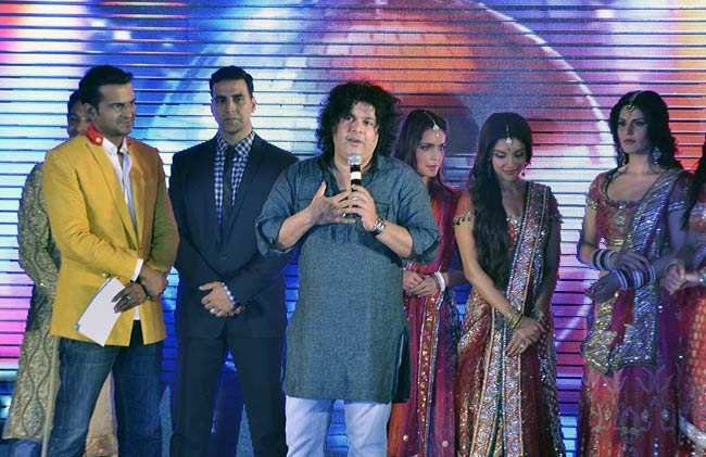 फिल्‍म प्रमोशन के लिए कुछ भी करेगा | नुमाइश की होड