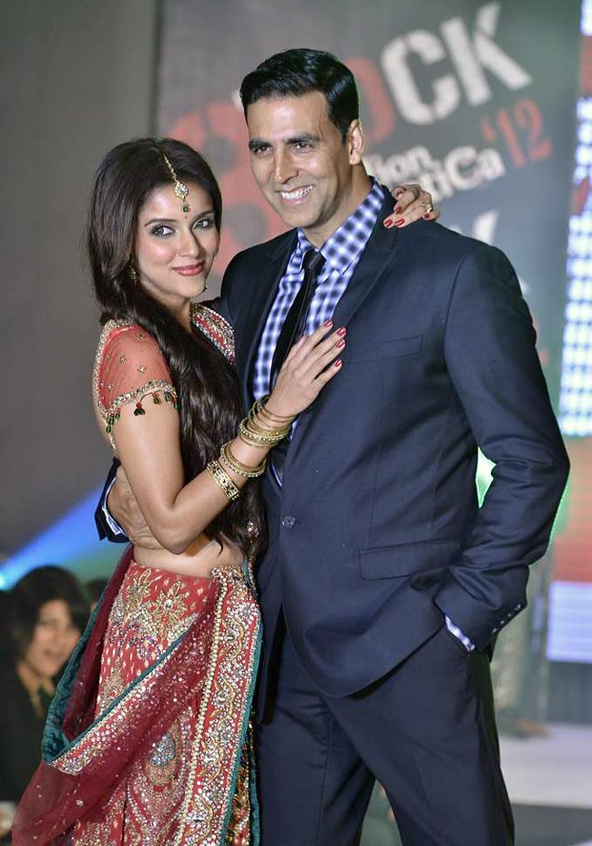 फिल्‍म प्रमोशन के लिए कुछ भी करेगा | नुमाइश की होड