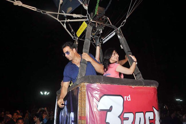 फिल्‍म प्रमोशन के लिए कुछ भी करेगा | नुमाइश की होड