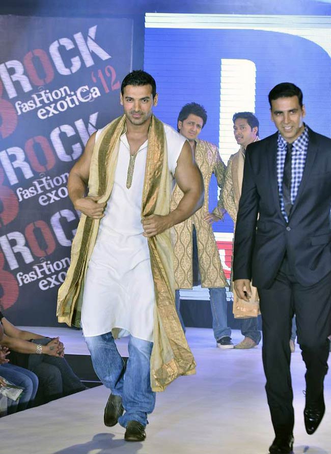 फिल्‍म प्रमोशन के लिए कुछ भी करेगा | नुमाइश की होड