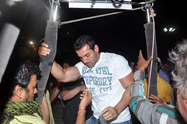 फिल्‍म प्रमोशन के लिए कुछ भी करेगा | नुमाइश की होड