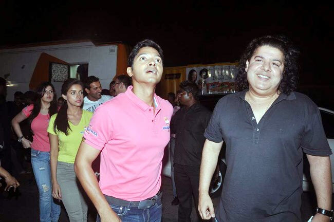 फिल्‍म प्रमोशन के लिए कुछ भी करेगा | नुमाइश की होड