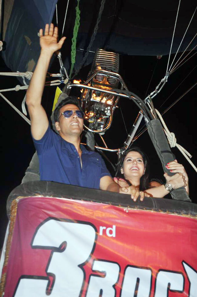 फिल्‍म प्रमोशन के लिए कुछ भी करेगा | नुमाइश की होड