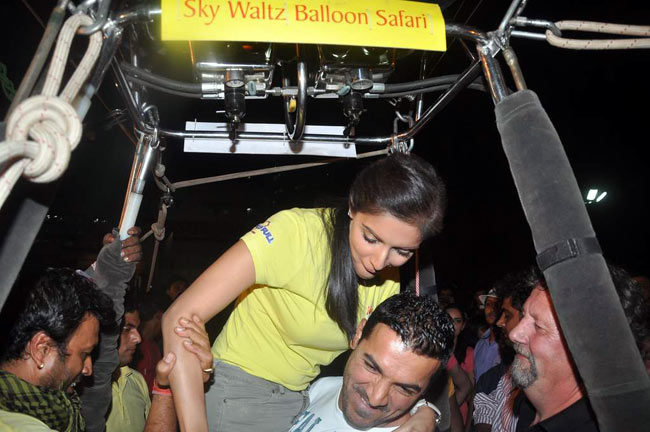 फिल्‍म प्रमोशन के लिए कुछ भी करेगा | नुमाइश की होड