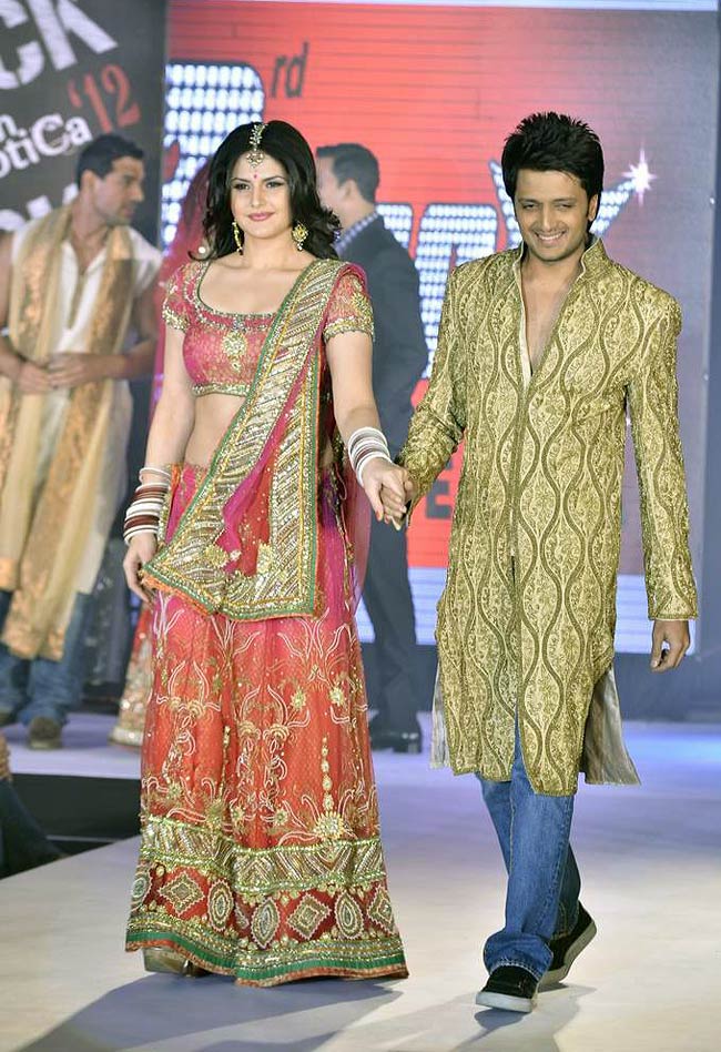 फिल्‍म प्रमोशन के लिए कुछ भी करेगा | नुमाइश की होड