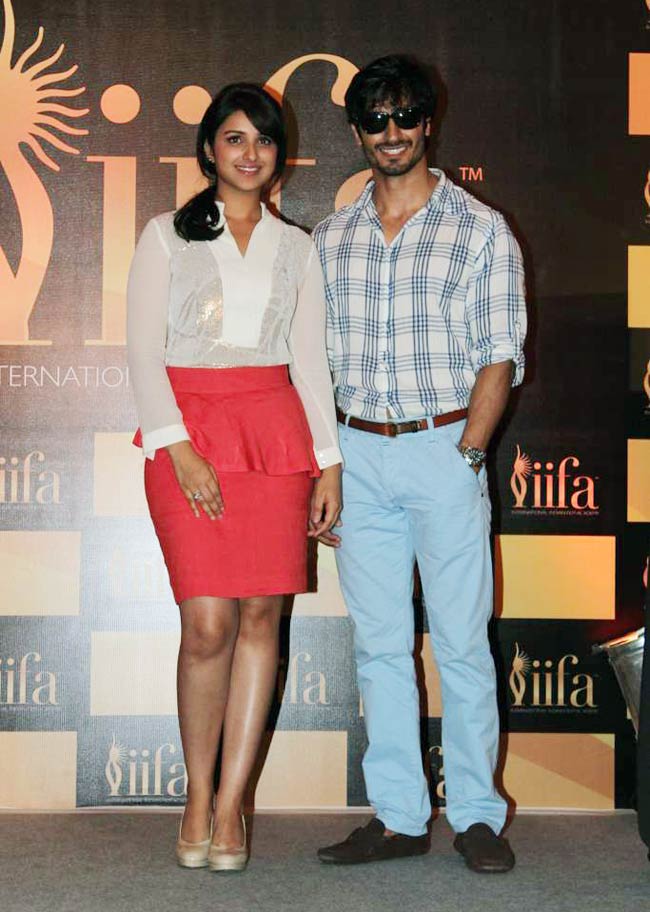 IIFA वोटिंग इवेंट में पहुंचे सितारे...  । सितारों का जमघट