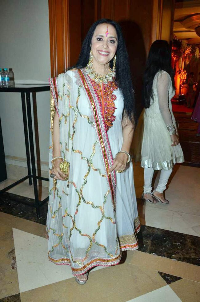 लाहिरी को सितारों ने दी शादी की बधाई | रितेश की शादी