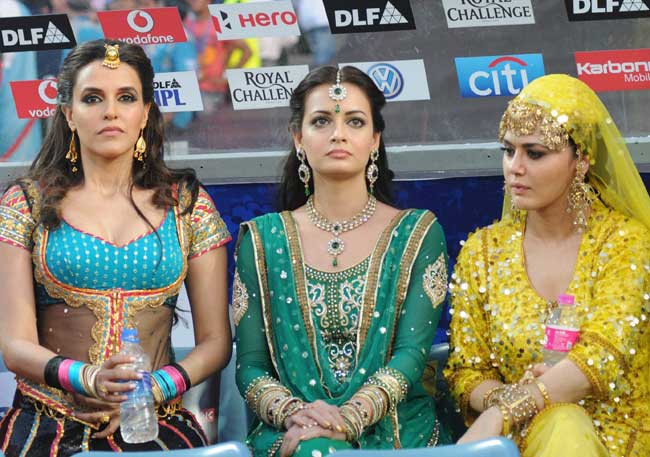 8 अप्रैल 2012: तस्‍वीरों में देखें दिनभर की बड़ी खबरें | पढ़ें