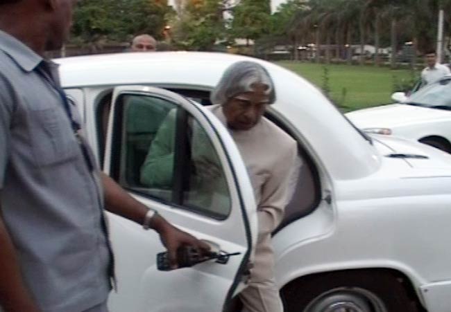 30 अप्रैल 2012: तस्‍वीरों में देखें दिनभर की बड़ी खबरें | पढ़ें