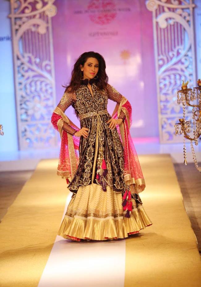 पुणे फैशन वीक 2012 में हुस्न का तड़का | बॉलीवुड परियां