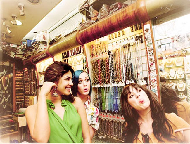 प्रियंका चोपड़ा के साथ भारतीय रंग में रंगी कैटी पैरी