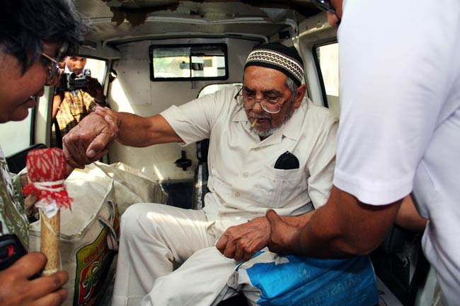 अजमेर जेल से रिहा हुए पाकिस्तानी वायरोलॉजिस्ट खलिल चिश्‍ती...