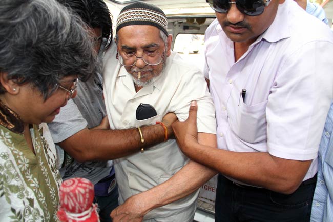 अजमेर जेल से रिहा हुए पाकिस्तानी वायरोलॉजिस्ट खलिल चिश्‍ती...