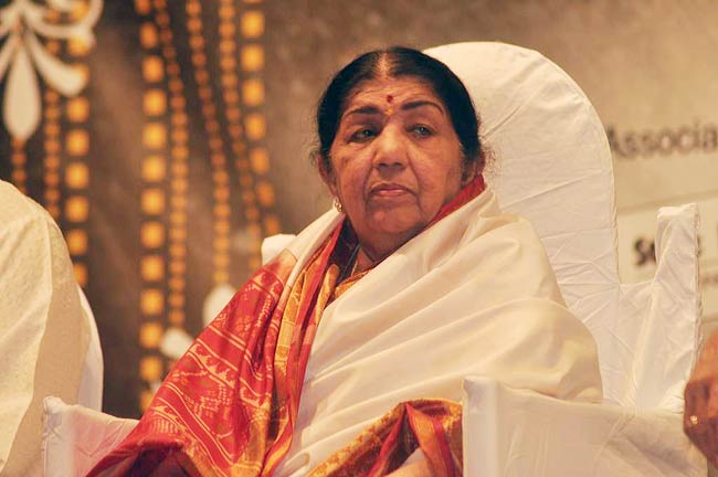 सम्मानित हुईं माधुरी दीक्षित | धक-धक गर्ल का माधुर्य