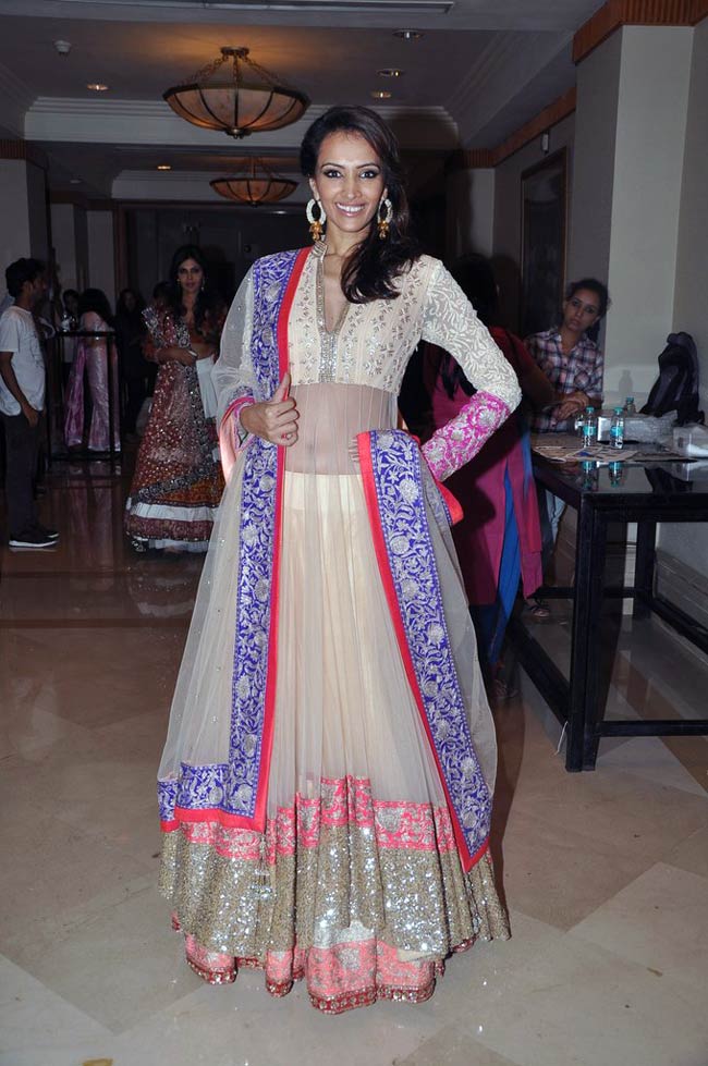 मनीष के शो में खूबसूरती का मेला | स्टाइलिश हसीनाएं