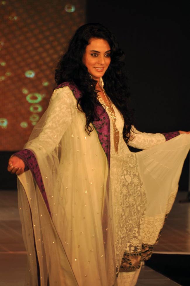 मनीष के शो में खूबसूरती का मेला | स्टाइलिश हसीनाएं