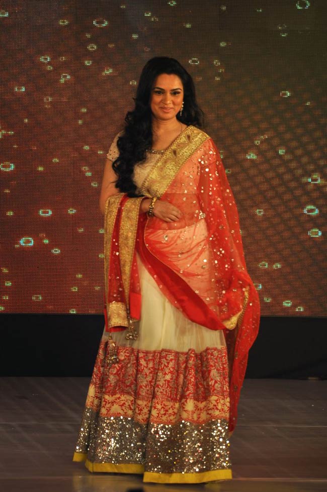 मनीष के शो में खूबसूरती का मेला | स्टाइलिश हसीनाएं