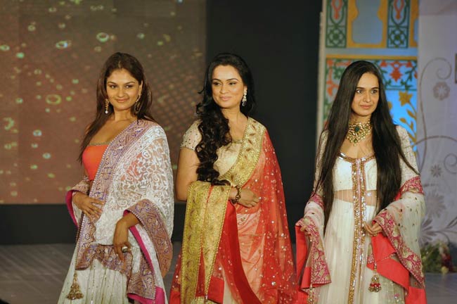 मनीष के शो में खूबसूरती का मेला | स्टाइलिश हसीनाएं