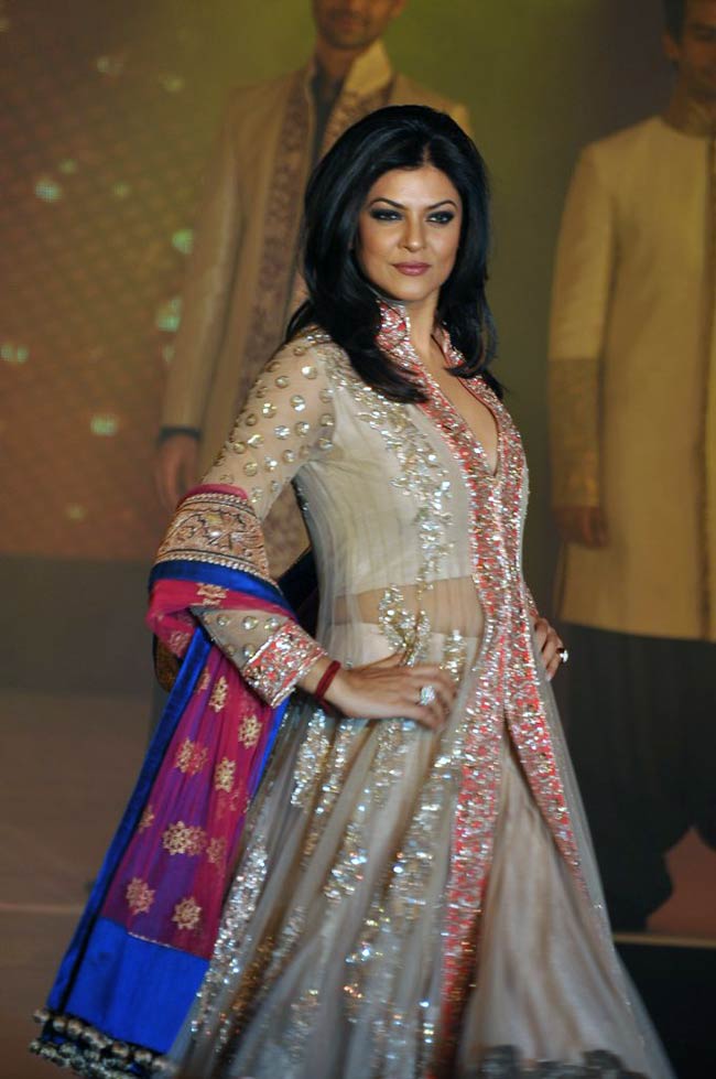 मनीष के शो में खूबसूरती का मेला | स्टाइलिश हसीनाएं