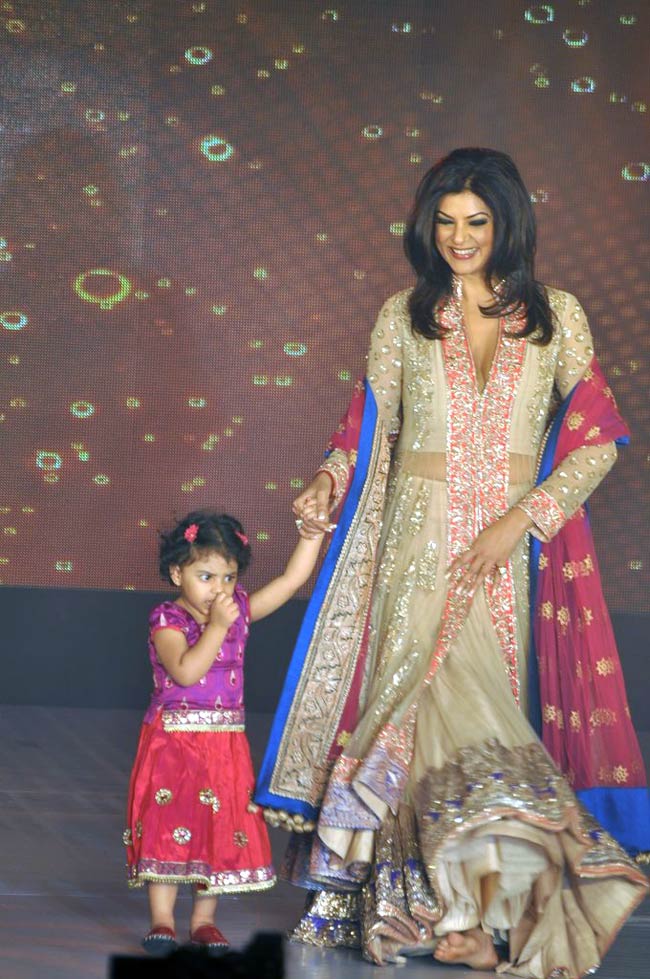 मनीष के शो में खूबसूरती का मेला | स्टाइलिश हसीनाएं