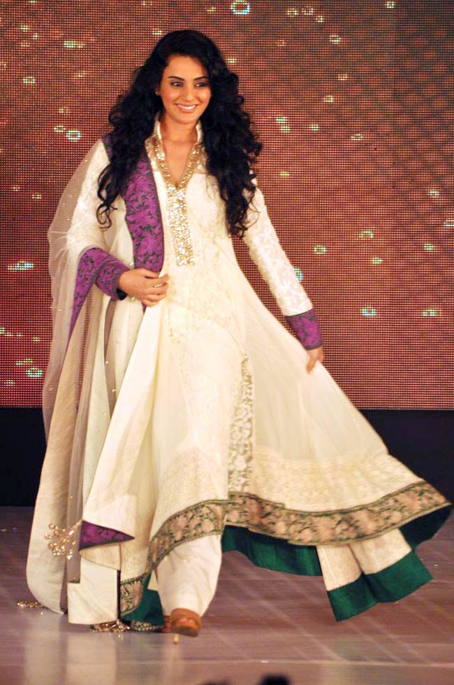 मनीष के शो में खूबसूरती का मेला | स्टाइलिश हसीनाएं