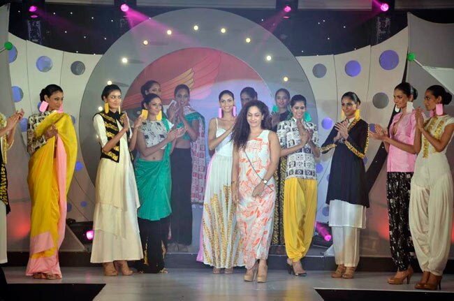 फैशन शो में मसाबा के परिधानों की धूम | बॉलीवुड परियां