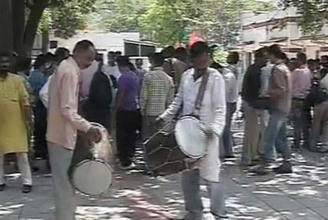 17 अप्रैल 2012: तस्‍वीरों में देखें दिनभर की बड़ी खबरें | पढ़ें