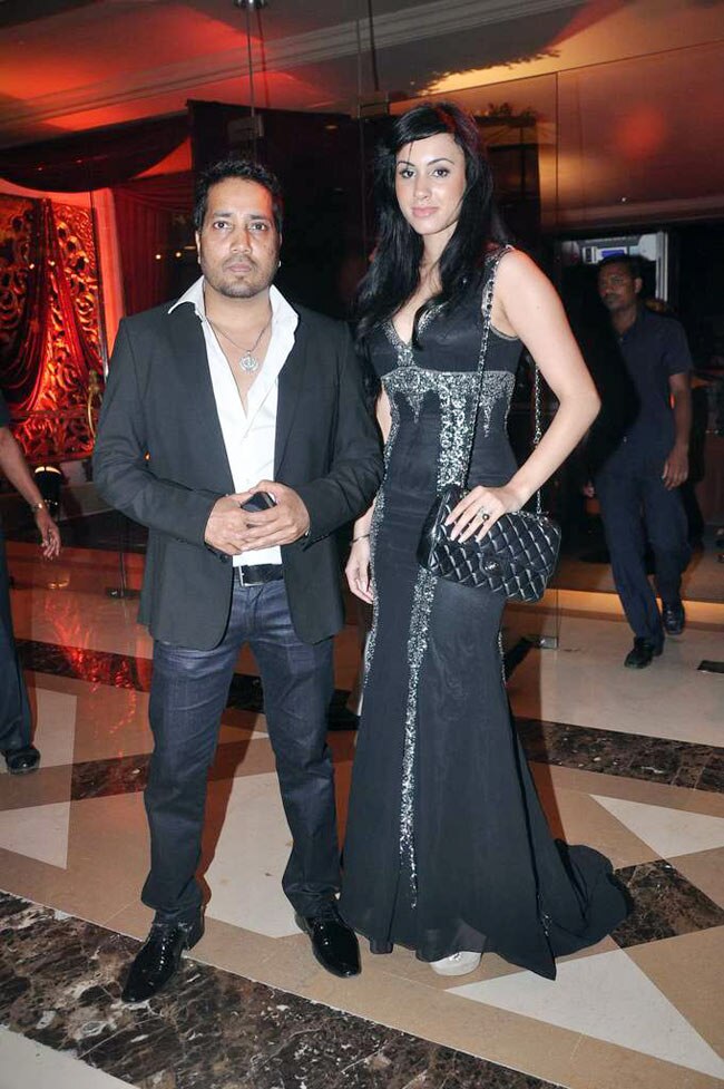 लाहिरी को सितारों ने दी शादी की बधाई | रितेश की शादी