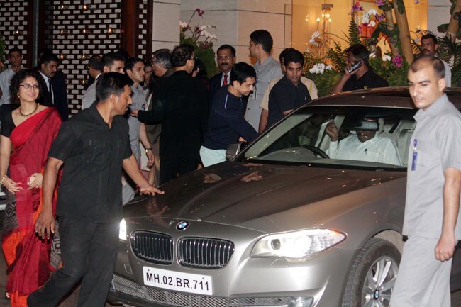 मुकेश अंबानी की पार्टी में सितारे | सचिन के लिए पार्टी