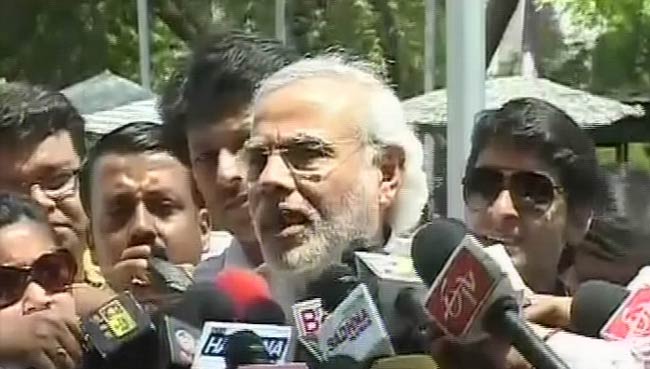 16 अप्रैल 2012: तस्‍वीरों में देखें दिनभर की बड़ी खबरें | पढ़ें