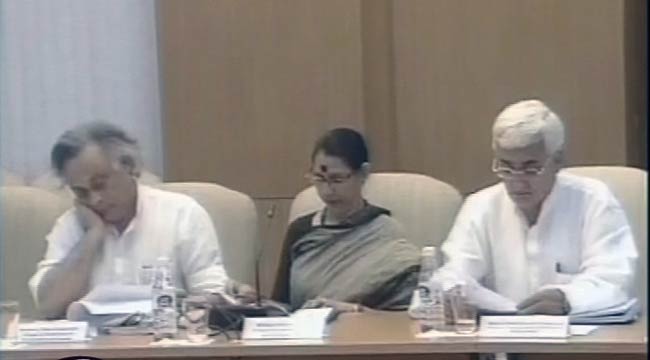 26 अप्रैल 2012: तस्‍वीरों में देखें दिनभर की बड़ी खबरें | पढ़ें