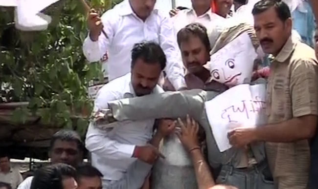 22 अप्रैल 2012: तस्‍वीरों में देखें दिनभर की बड़ी खबरें | पढ़ें