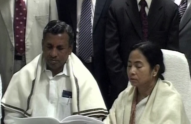 22 अप्रैल 2012: तस्‍वीरों में देखें दिनभर की बड़ी खबरें | पढ़ें