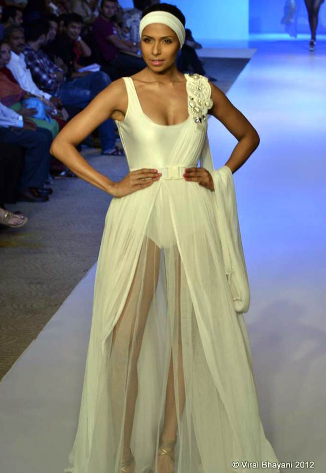 पुणे फैशन वीक 2012 में हुस्न का तड़का | बॉलीवुड परियां