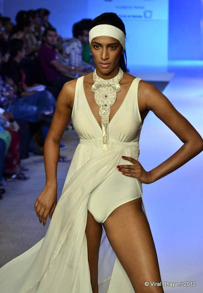 पुणे फैशन वीक 2012 में हुस्न का तड़का | बॉलीवुड परियां
