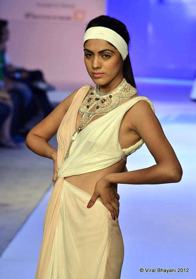 पुणे फैशन वीक 2012 में हुस्न का तड़का | बॉलीवुड परियां