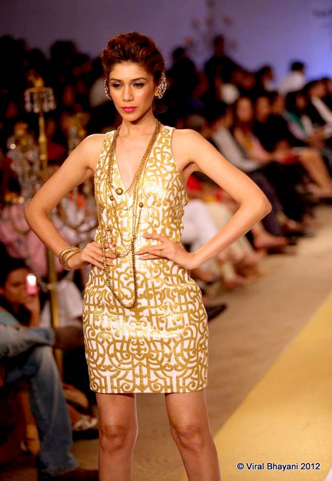 पुणे फैशन वीक 2012 में हुस्न का तड़का | बॉलीवुड परियां