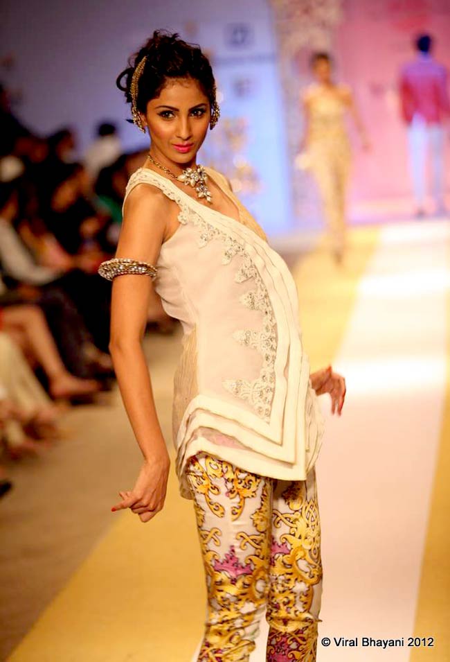 पुणे फैशन वीक 2012 में हुस्न का तड़का | बॉलीवुड परियां
