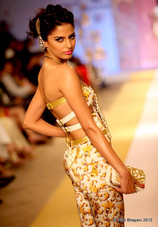 पुणे फैशन वीक 2012 में हुस्न का तड़का | बॉलीवुड परियां