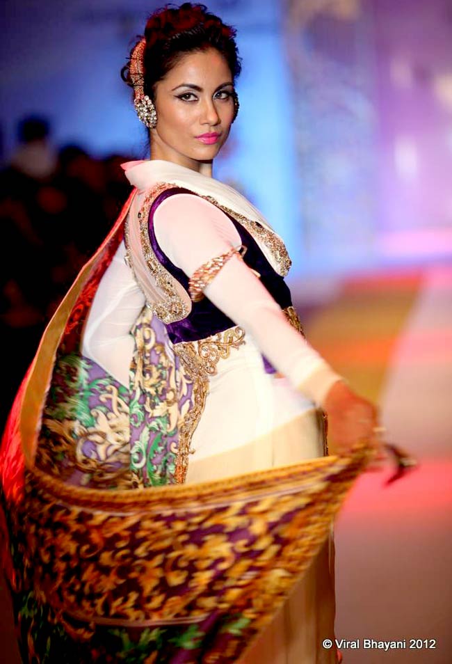 पुणे फैशन वीक 2012 में हुस्न का तड़का | बॉलीवुड परियां