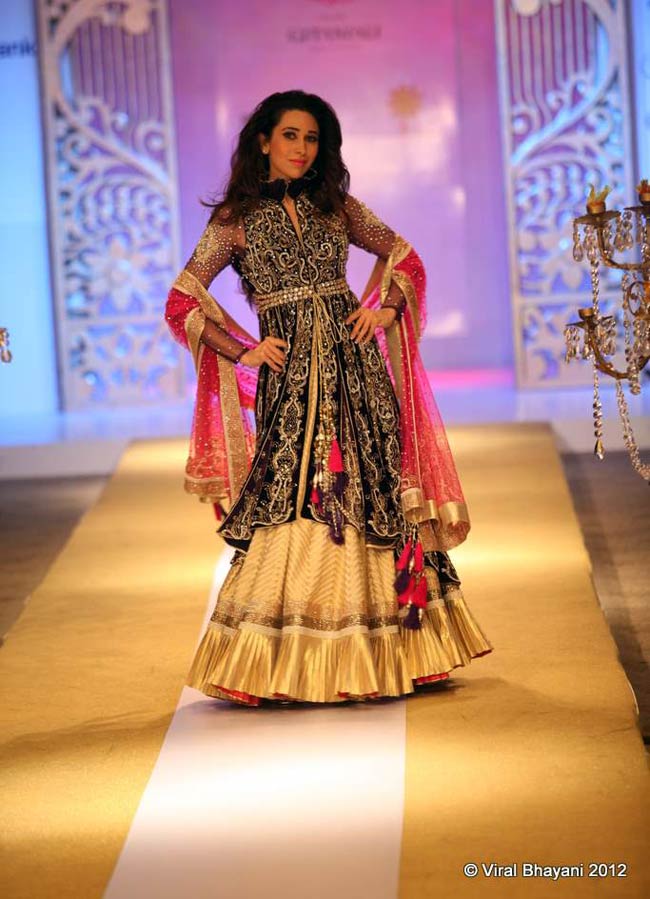 पुणे फैशन वीक 2012 में हुस्न का तड़का | बॉलीवुड परियां