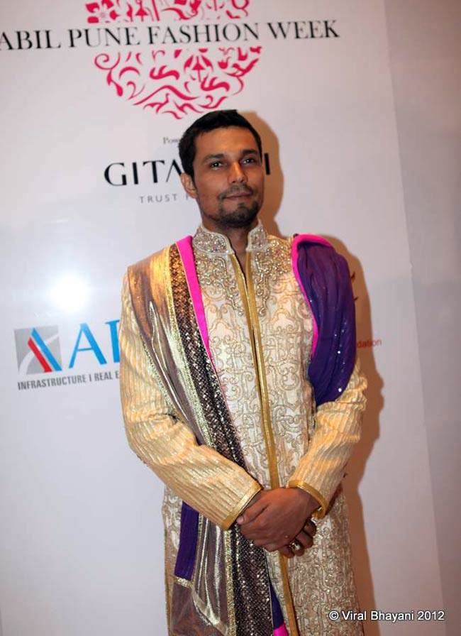 पुणे फैशन वीक 2012 में हुस्न का तड़का | बॉलीवुड परियां