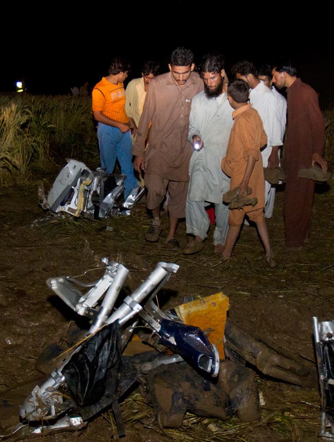 पाकिस्तान में विमान दुर्घटना, 127 लोगों की मौत