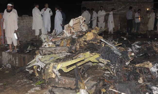 पाकिस्तान में विमान दुर्घटना, 127 लोगों की मौत