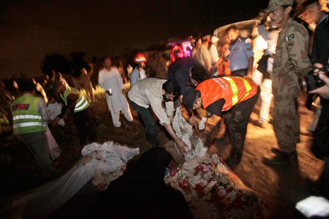 पाकिस्तान में विमान दुर्घटना, 127 लोगों की मौत