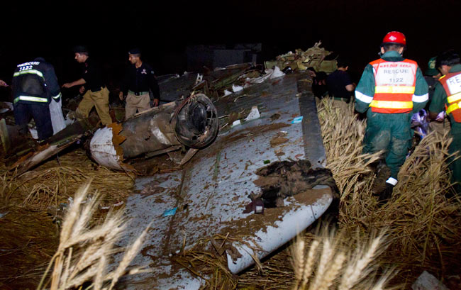 पाकिस्तान में विमान दुर्घटना, 127 लोगों की मौत