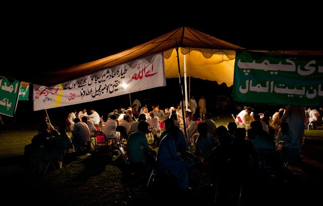 पाकिस्तान में विमान दुर्घटना, 127 लोगों की मौत