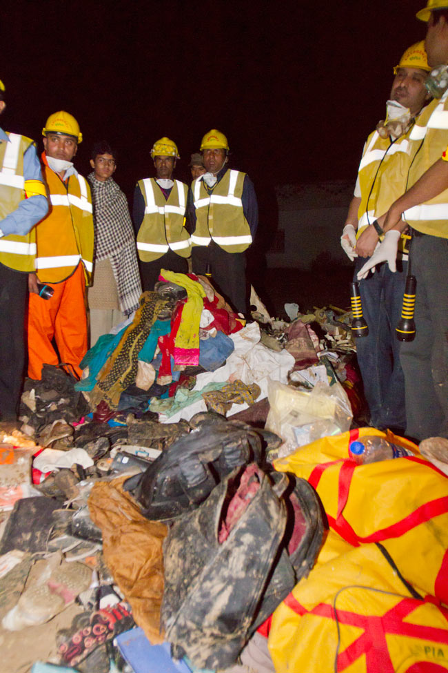 पाकिस्तान में विमान दुर्घटना, 127 लोगों की मौत