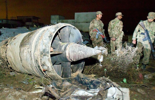 पाकिस्तान में विमान दुर्घटना, 127 लोगों की मौत